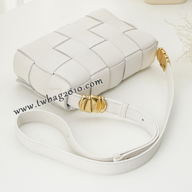 Bottega veneta高端女包 寶緹嘉白色荔枝紋牛皮女包 BV經典款CASSETTE手袋  gxz1400